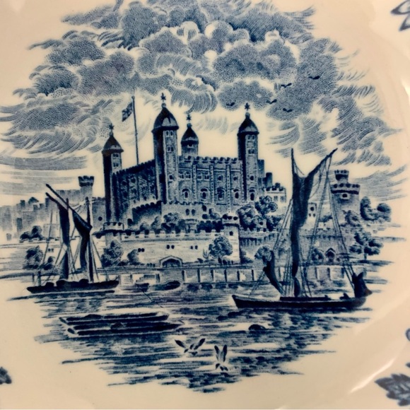 Two Vintage Wedgwood “Royal Homes of Britain” Porcelain Bowls - Picture 3 of 8